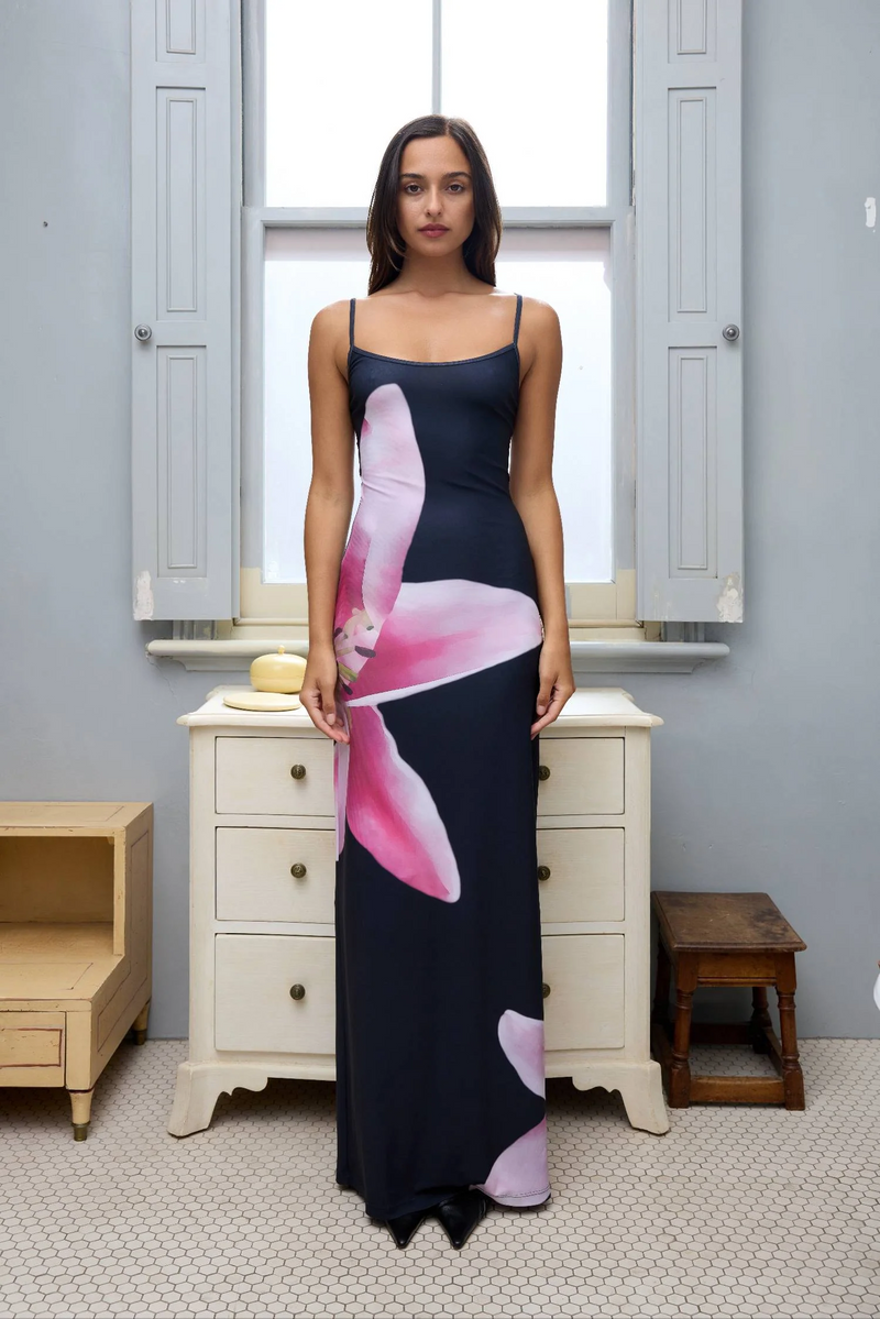 Bequemes Kleid Mit Wunderschönem Fuchsia Bloom Design