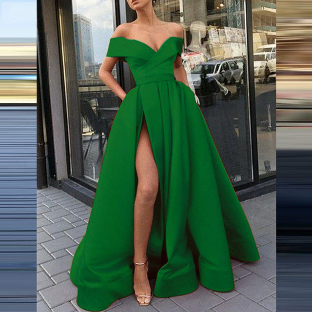 Schönes Satin Kleid mit tiefem V-Ausschnitt für Emma