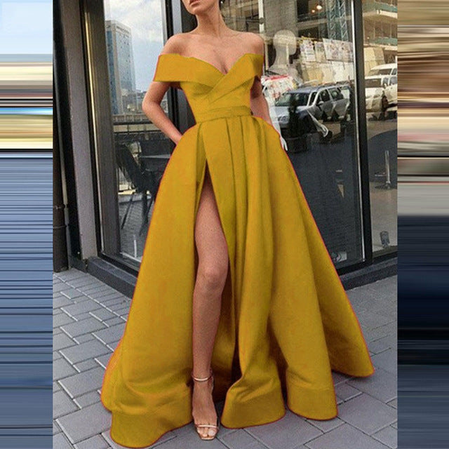 Schönes Satin Kleid mit tiefem V-Ausschnitt für Emma