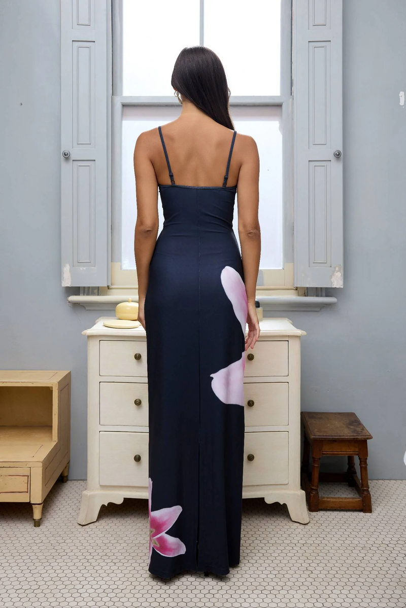 Bequemes Kleid Mit Wunderschönem Fuchsia Bloom Design