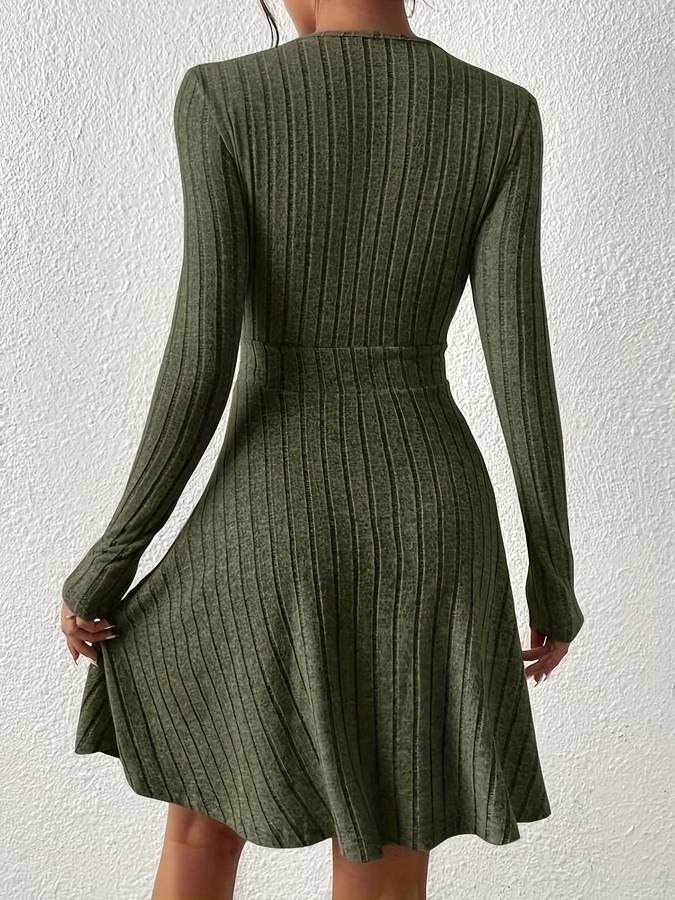 Warmes Skaterkleid mit V-Ausschnitt für dich heute