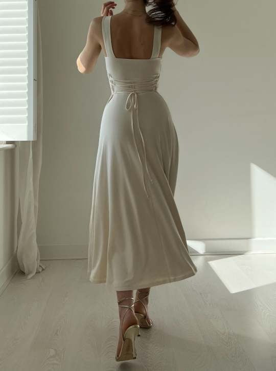 Elegantes Antonia Damen Midikleid mit breiten Trägern