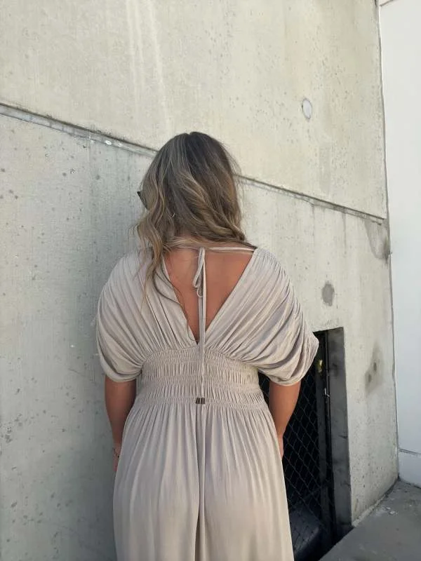 Elegantes Kleid mit geschlitztem V-Ausschnitt für dich