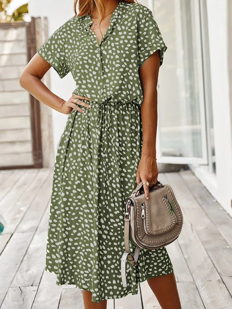 Bequemes Kleid Für Den Sommer Mit Punkten Und Ärmeln