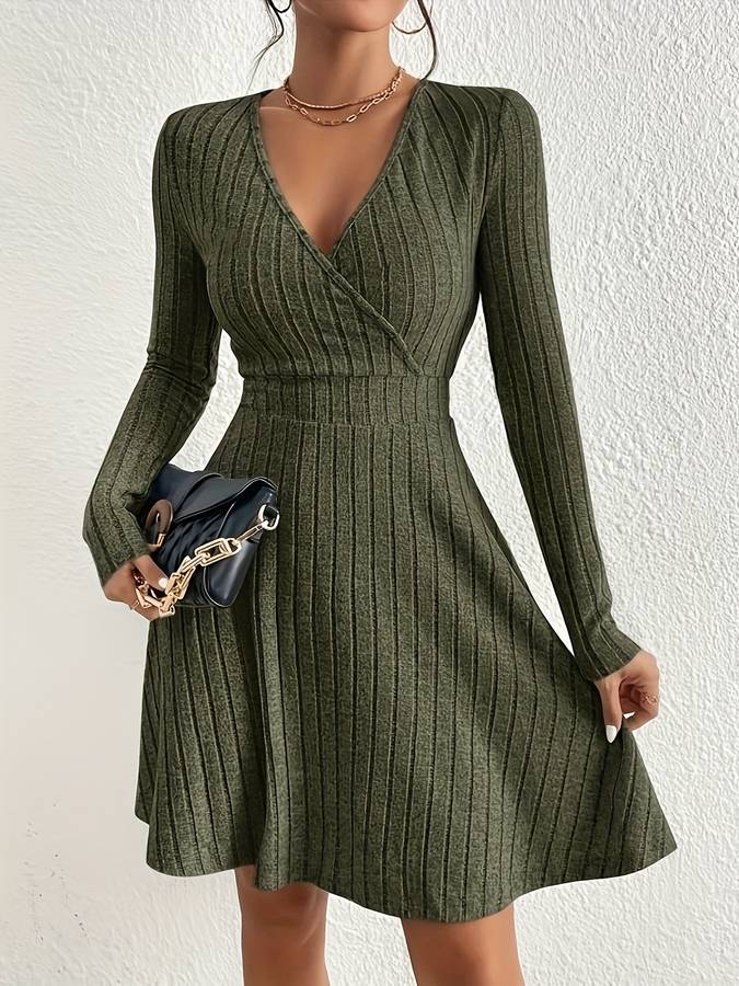 Warmes Skaterkleid mit V-Ausschnitt für dich heute
