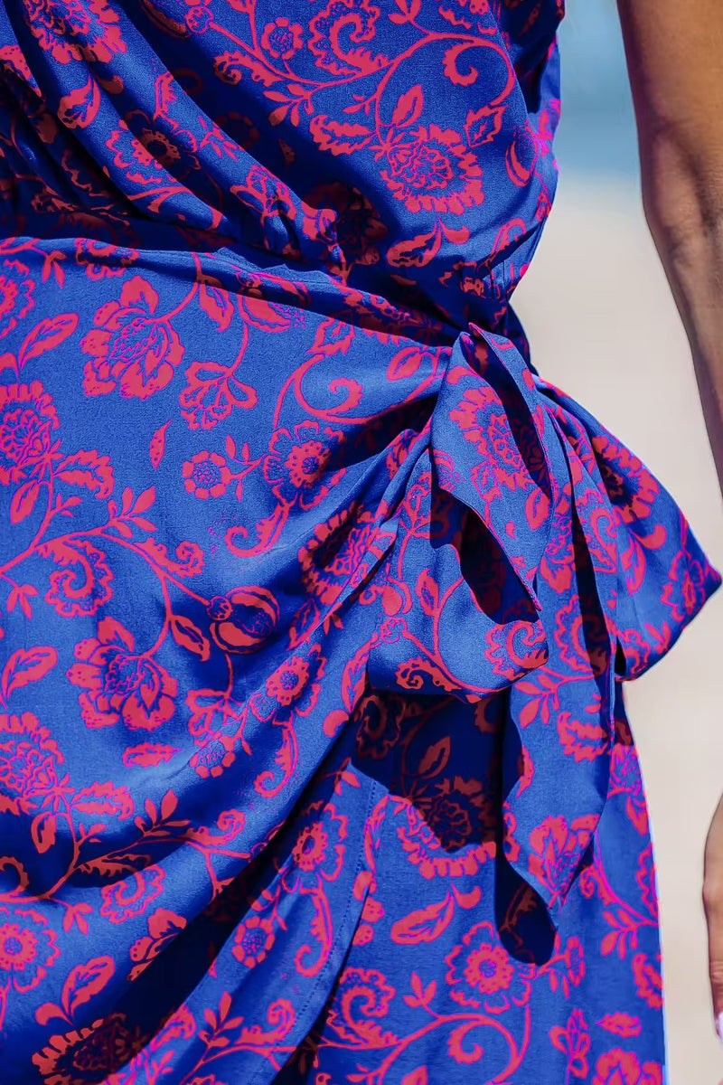 Schönes Einschultriges geblümtes Minikleid für den Sommer