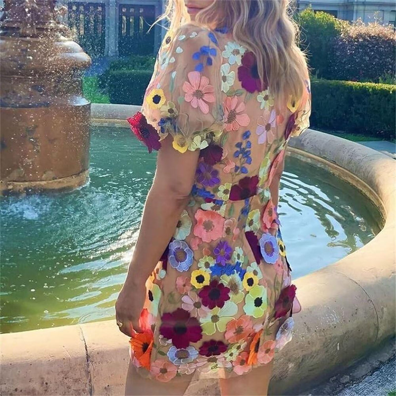 Elegantes Minikleid mit Blumen und Puffärmeln