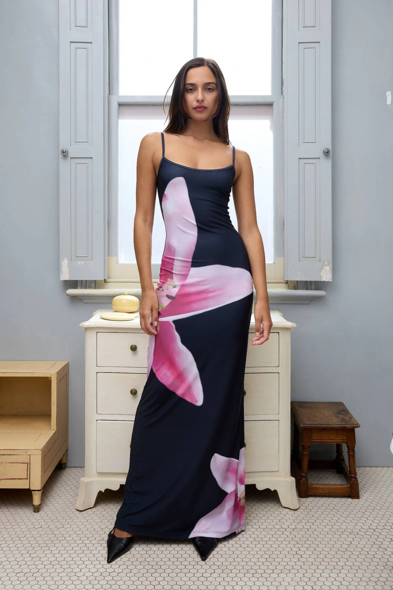 Bequemes Kleid Mit Wunderschönem Fuchsia Bloom Design
