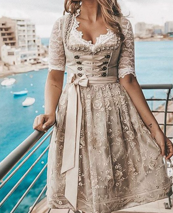 Warmes Dirndlkleid mit Schnürmieder und feiner Bluse