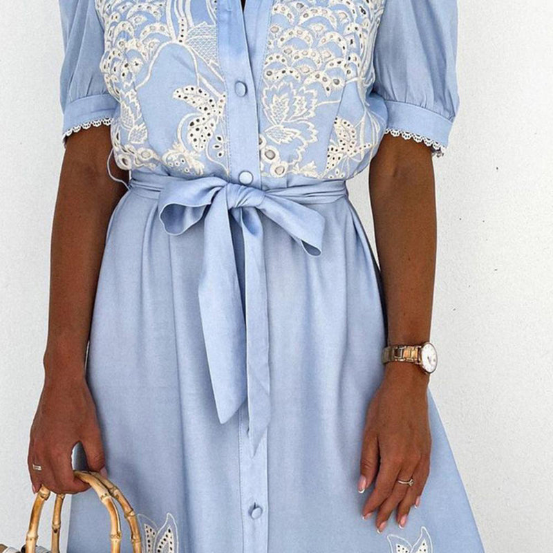 Weiches Elegantes Besticktes Sommerkleid Für Dich Tragen