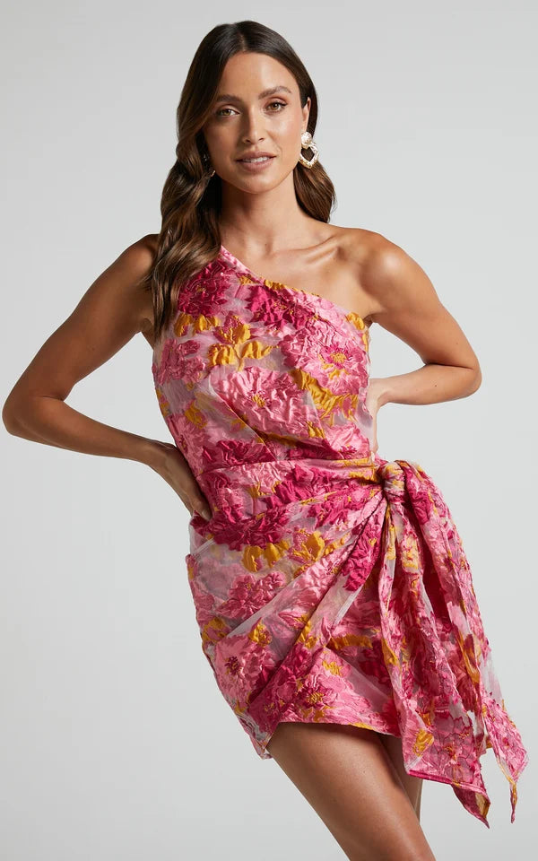 Elegantes Ein-Schulter-Wickel-Minikleid aus rosa Jacquard