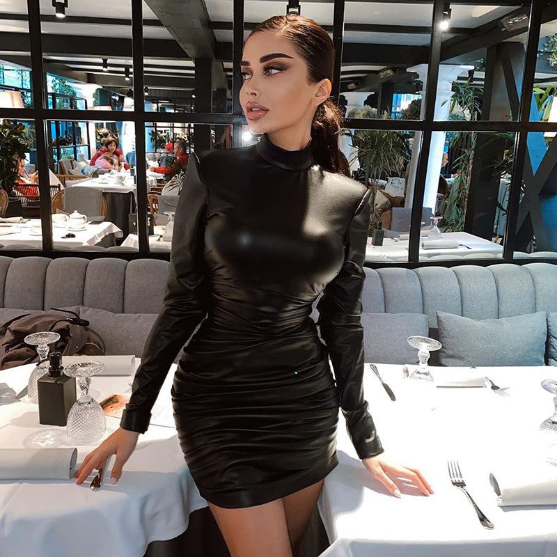 Elegantes mit hohem Kragen und langen Ärmeln