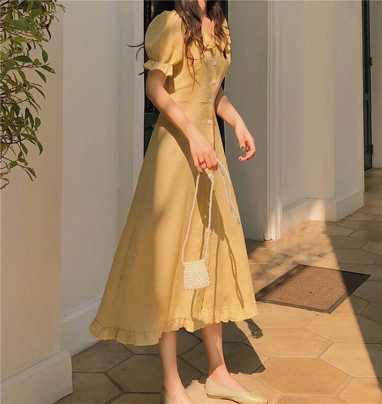 Elegantes Kleid mit dekorativem Kragen für besondere Anlässe