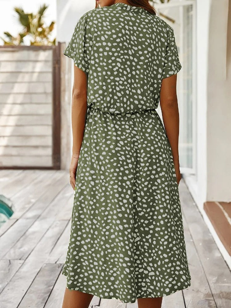 Bequemes Kleid Für Den Sommer Mit Punkten Und Ärmeln