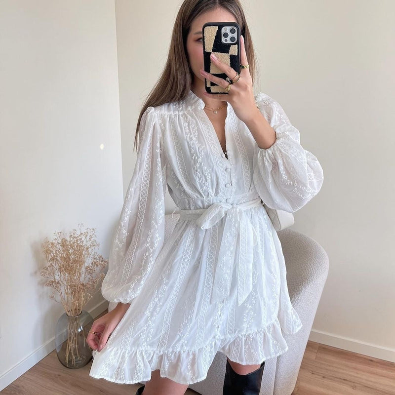Süßes und Elegantes Emma Kleid mit V-Ausschnitt und Rüsche