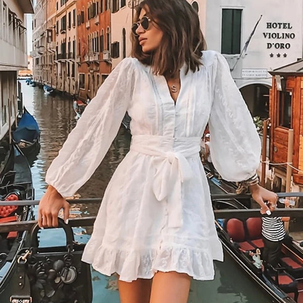 Süßes und Elegantes Emma Kleid mit V-Ausschnitt und Rüsche