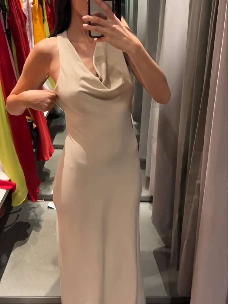 Bequemes Kleid Mit Goldfarbenen Details Für Den Sommer