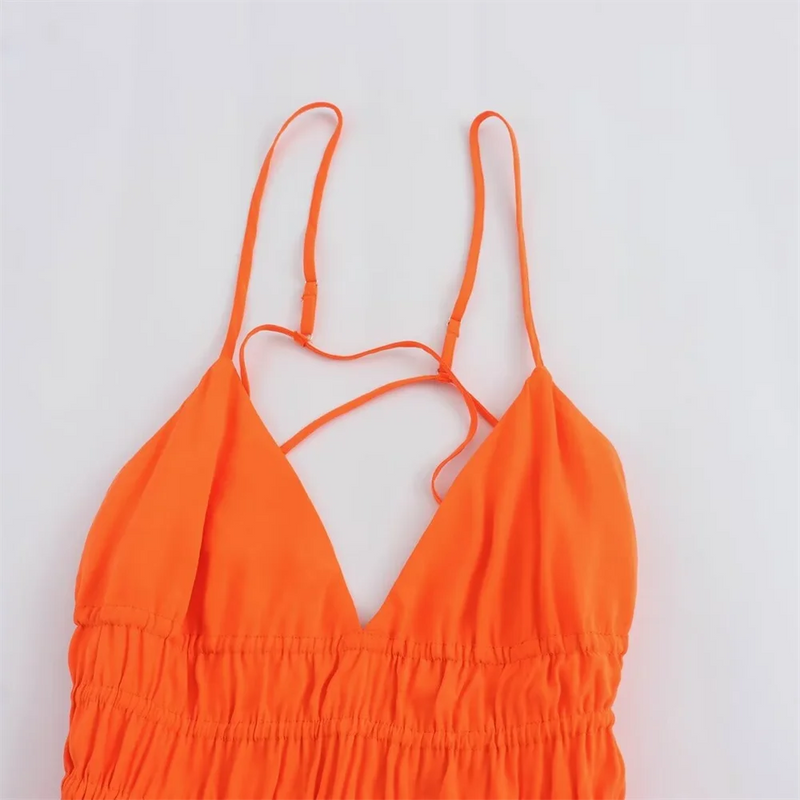 Bequemes Kleid für den Strand mit offenem Rücken
