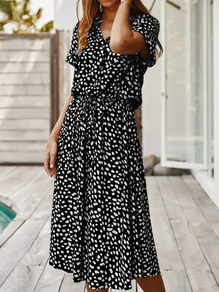 Bequemes Kleid Für Den Sommer Mit Punkten Und Ärmeln