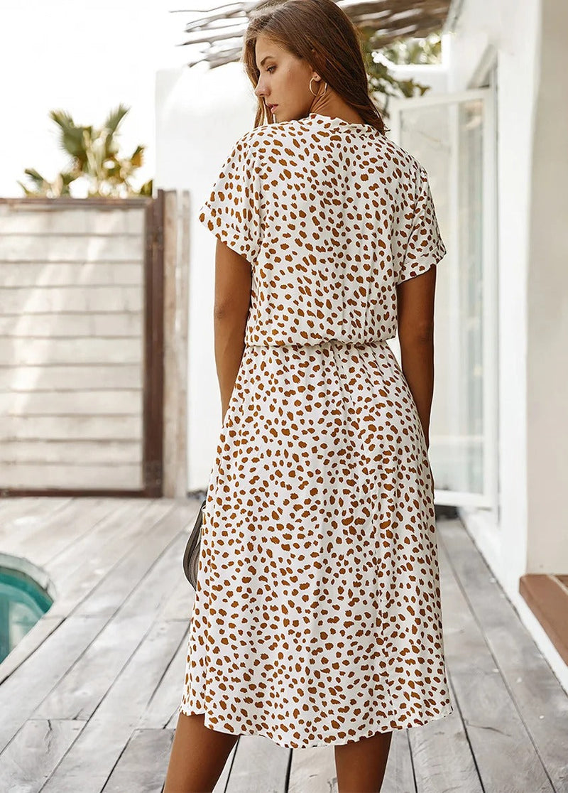 Bequemes Kleid Für Den Sommer Mit Punkten Und Ärmeln