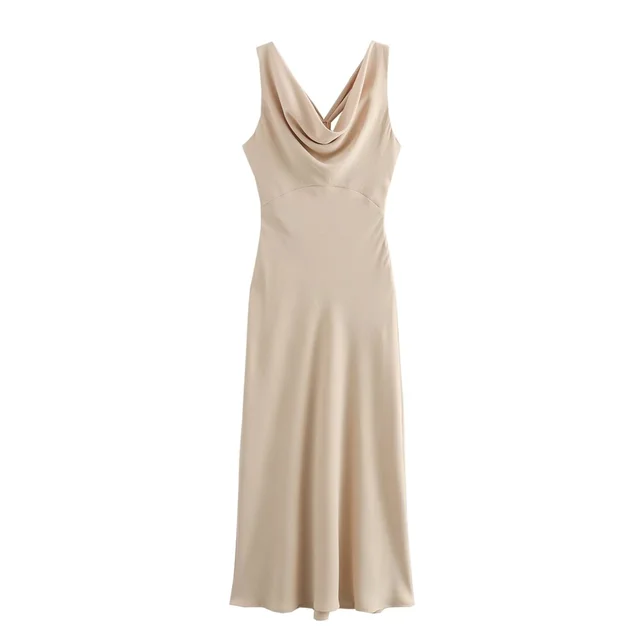 Bequemes Kleid Mit Goldfarbenen Details Für Den Sommer