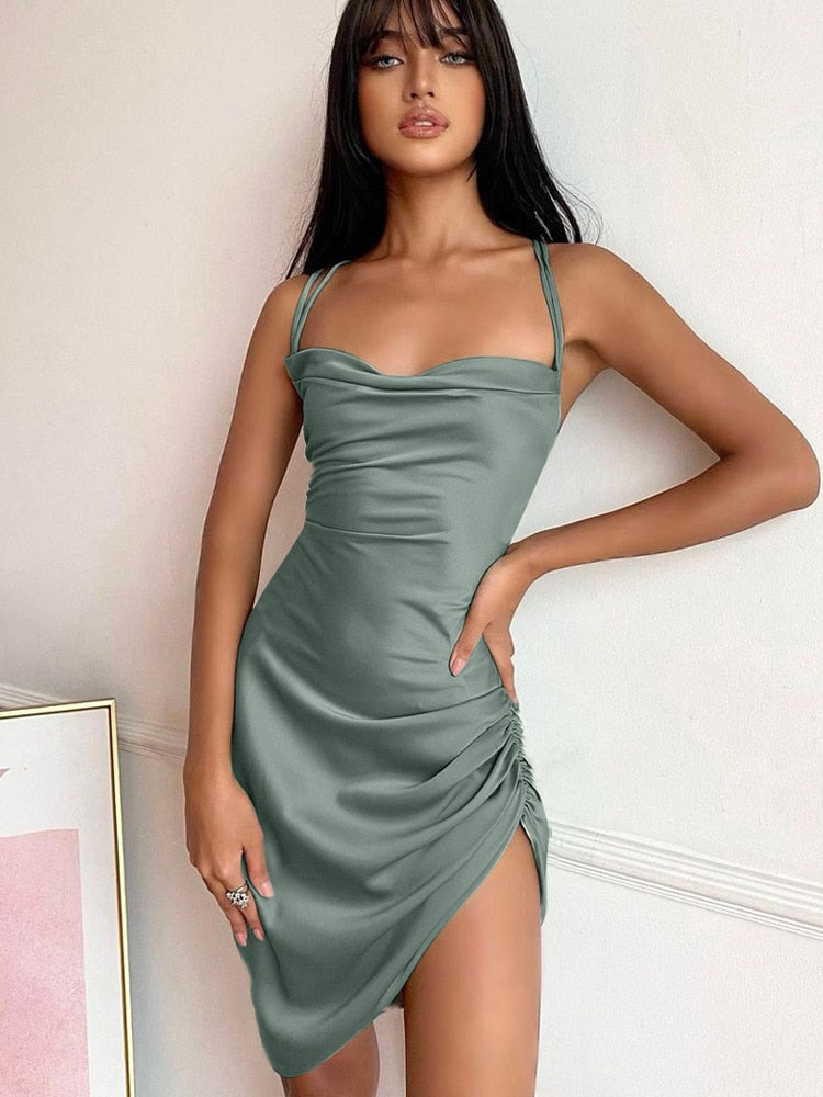 Weiches Tailliertes Satinkleid Für Dich - Schönes Kleid
