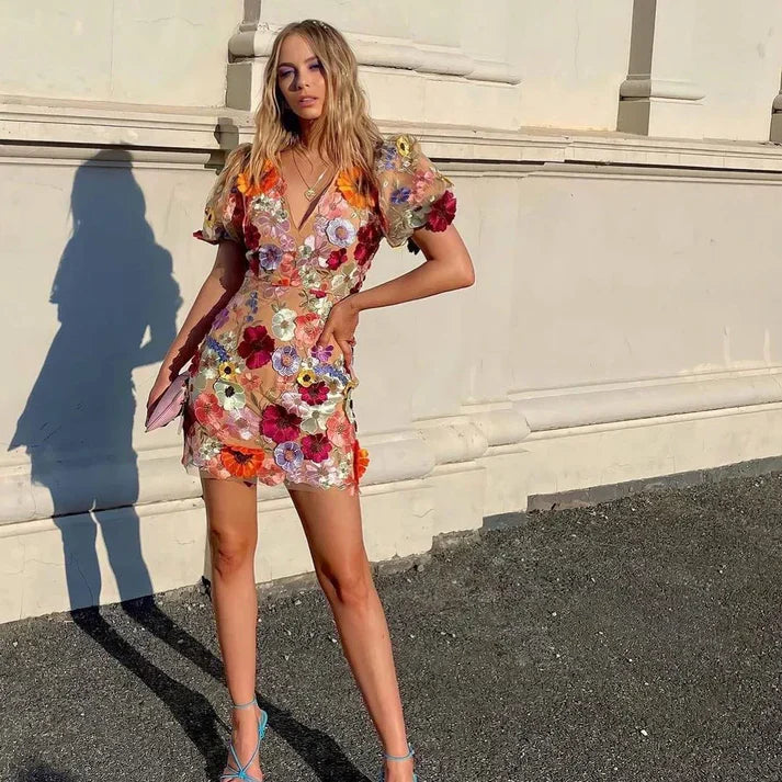 Elegantes Minikleid mit Blumen und Puffärmeln