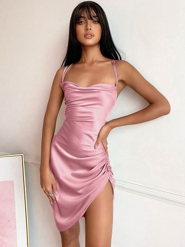 Weiches Tailliertes Satinkleid Für Dich - Schönes Kleid