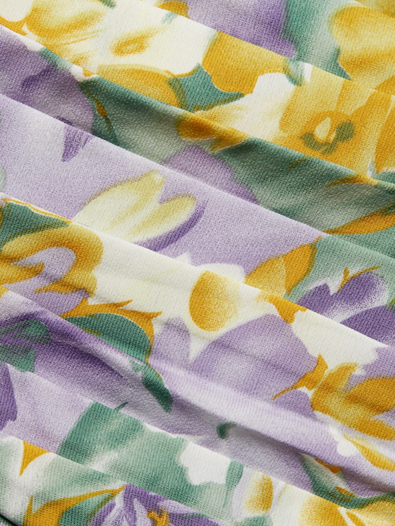 Weiches langärmliges Blumenkleid mit goldener Taillenkette