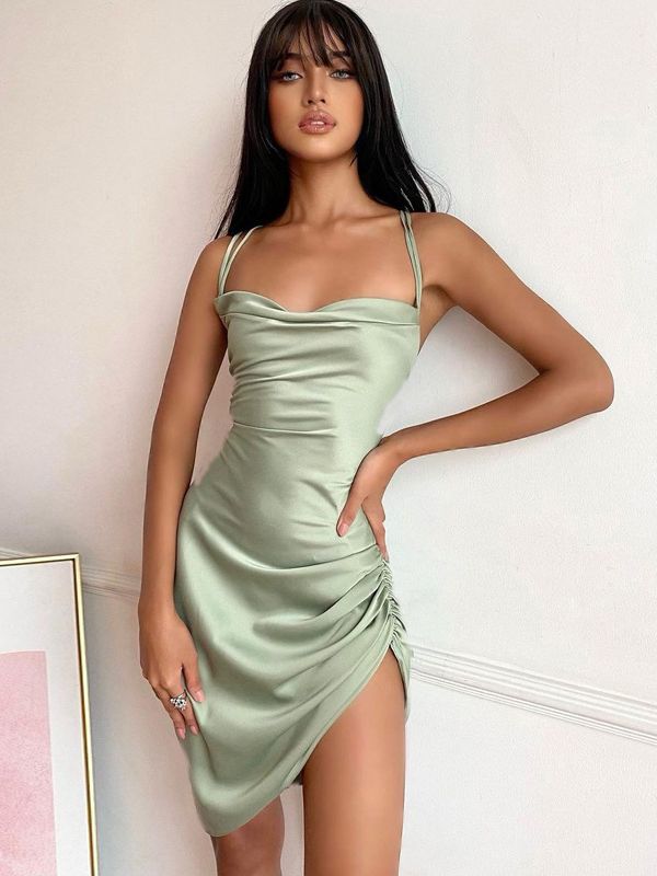 Weiches Tailliertes Satinkleid Für Dich - Schönes Kleid