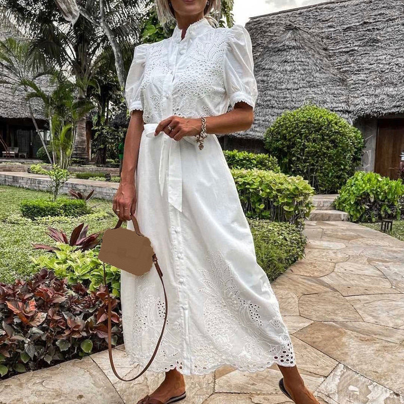 Weiches Elegantes Besticktes Sommerkleid Für Dich Tragen