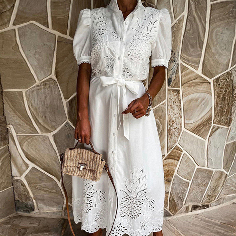 Weiches Elegantes Besticktes Sommerkleid Für Dich Tragen