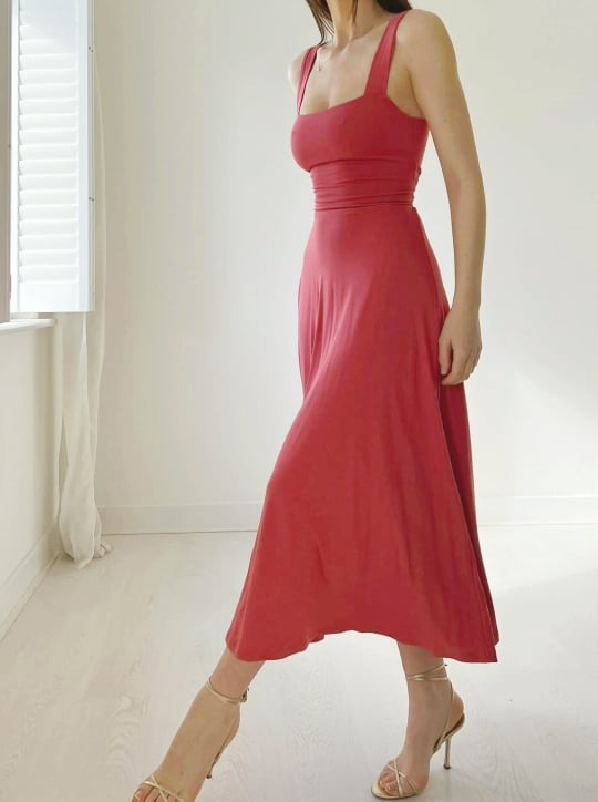 Elegantes Antonia Damen Midikleid mit breiten Trägern