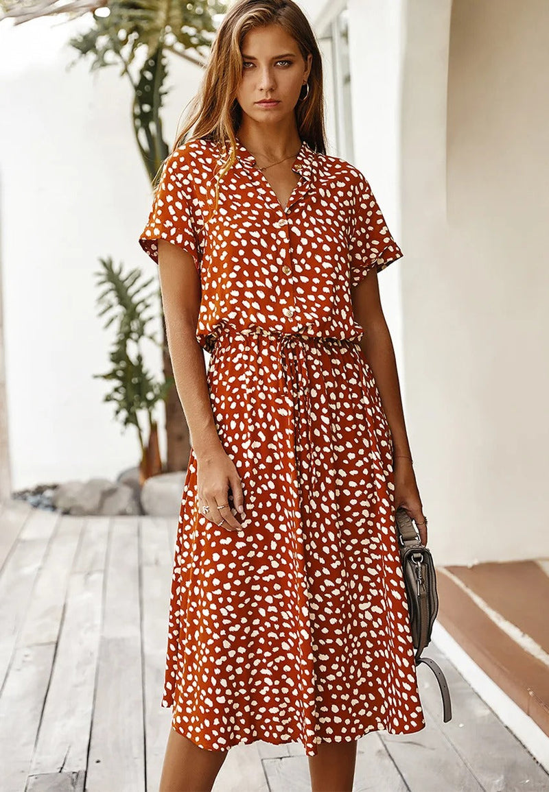 Bequemes Kleid Für Den Sommer Mit Punkten Und Ärmeln