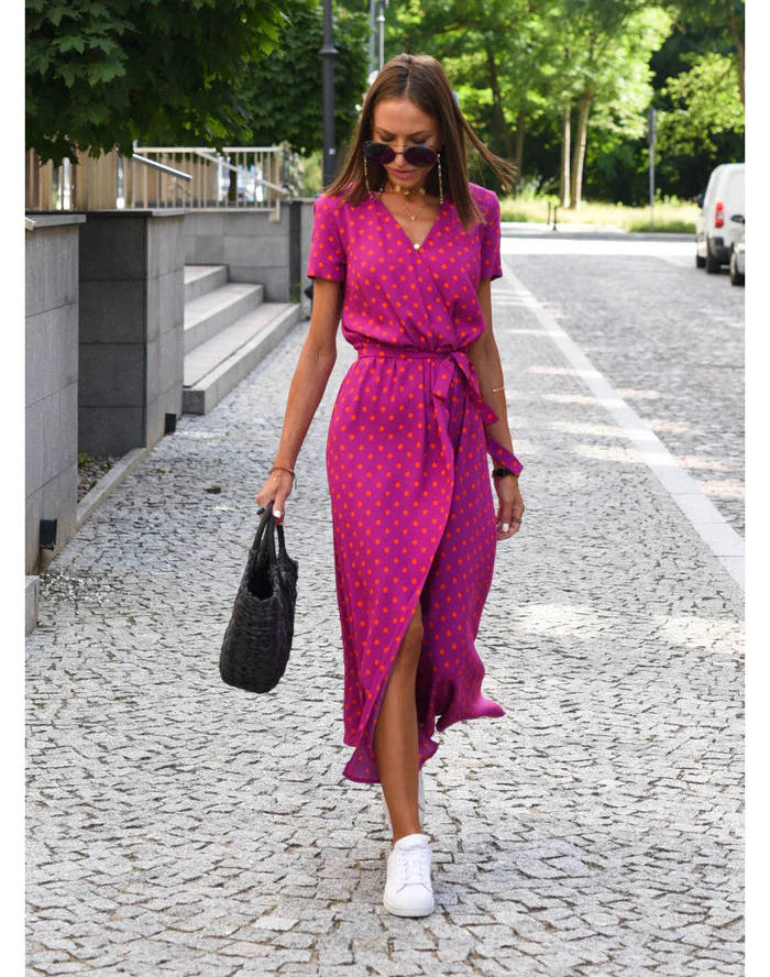 Weiches Blumenkleid für den Sommer am Strand tragen