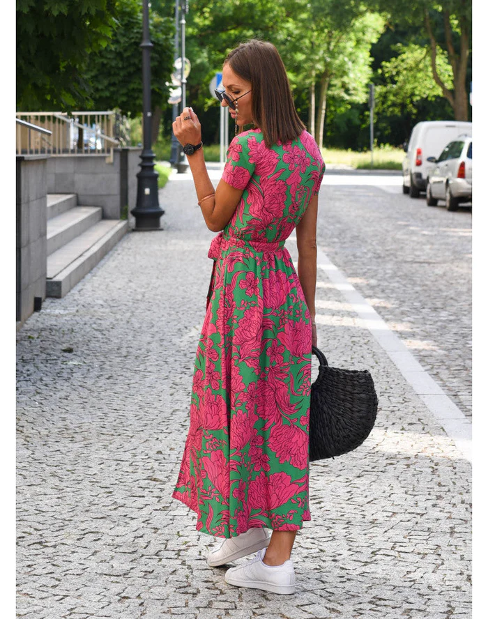 Weiches Blumenkleid für den Sommer am Strand tragen