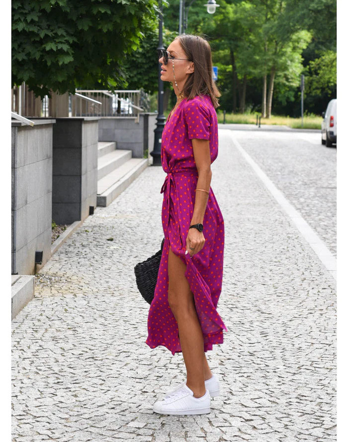 Weiches Blumenkleid für den Sommer am Strand tragen