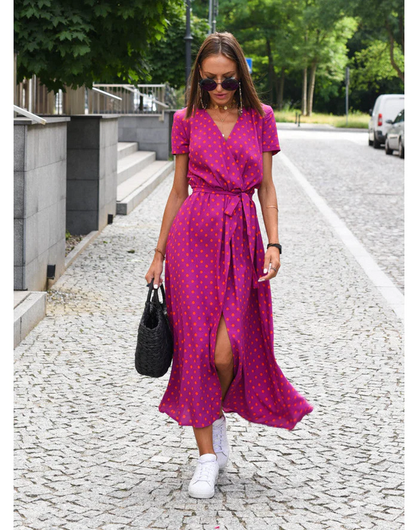 Weiches Blumenkleid für den Sommer am Strand tragen