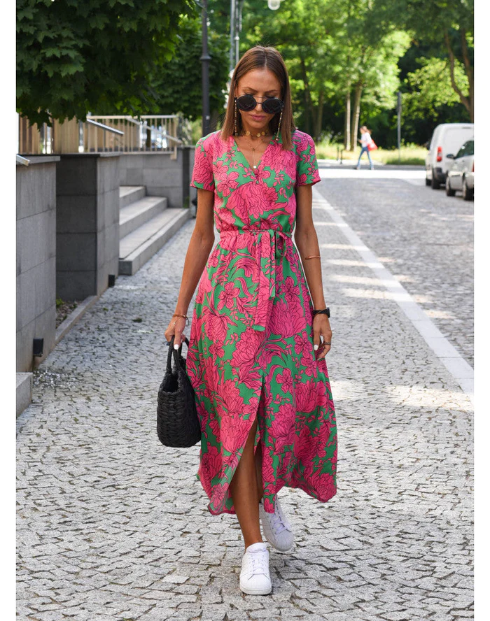 Weiches Blumenkleid für den Sommer am Strand tragen