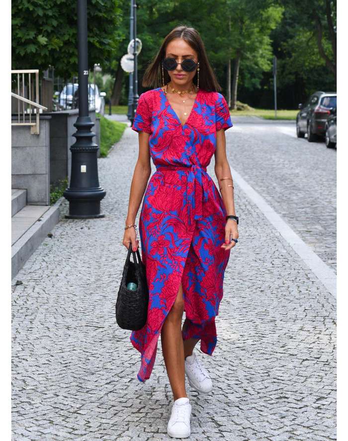 Weiches Blumenkleid für den Sommer am Strand tragen