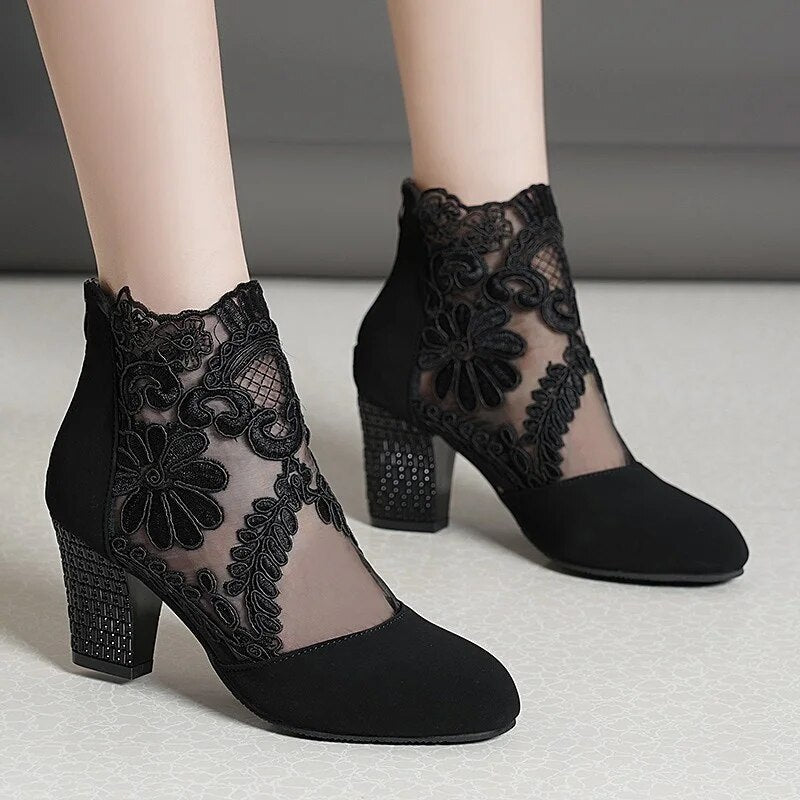 Bequeme Sandalen mit Spitzenblumen für deinen Sommer Spaß