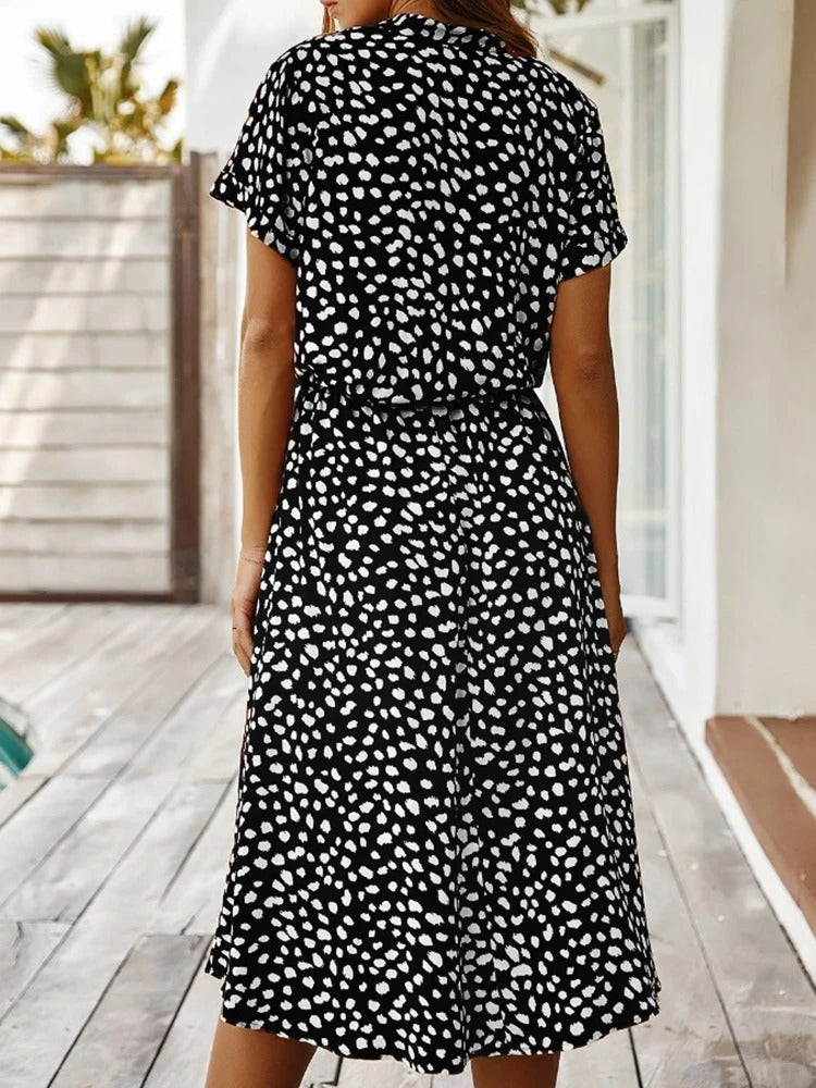 Bequemes Kleid Für Den Sommer Mit Punkten Und Ärmeln