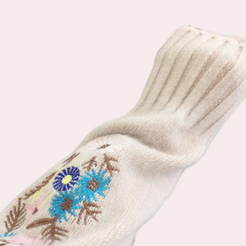Kuscheliger Warmhalter Damenpullover Mit Blumenstickerei