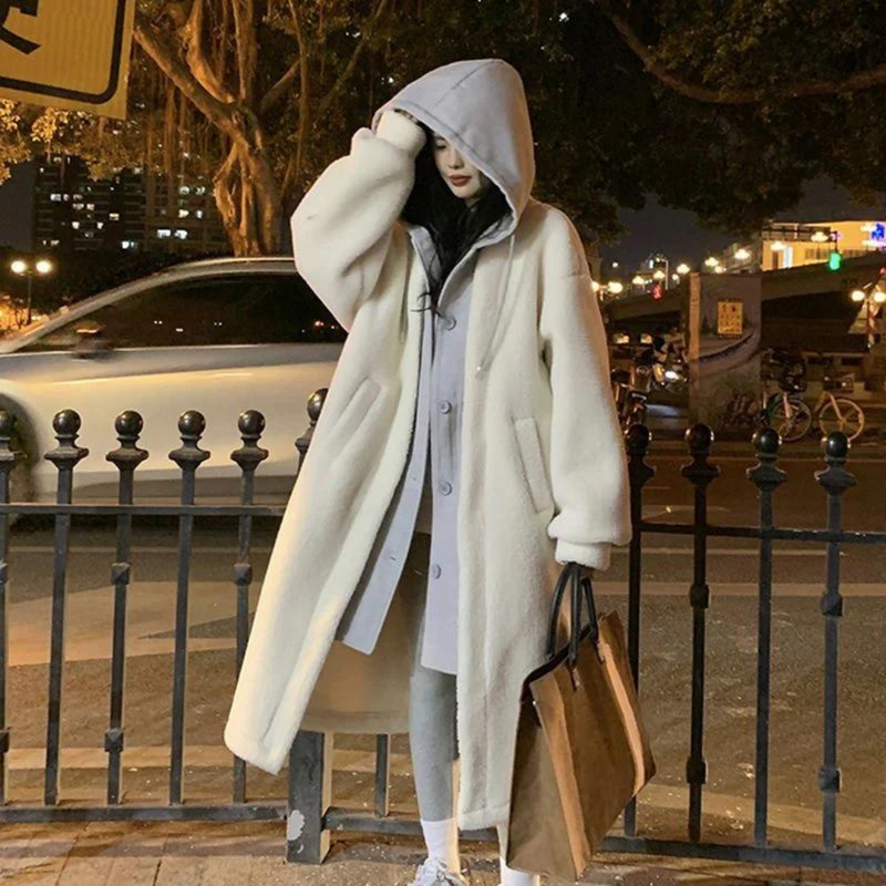 Lange Damen-Winterjacke mit Kapuze im Oversize-Stil