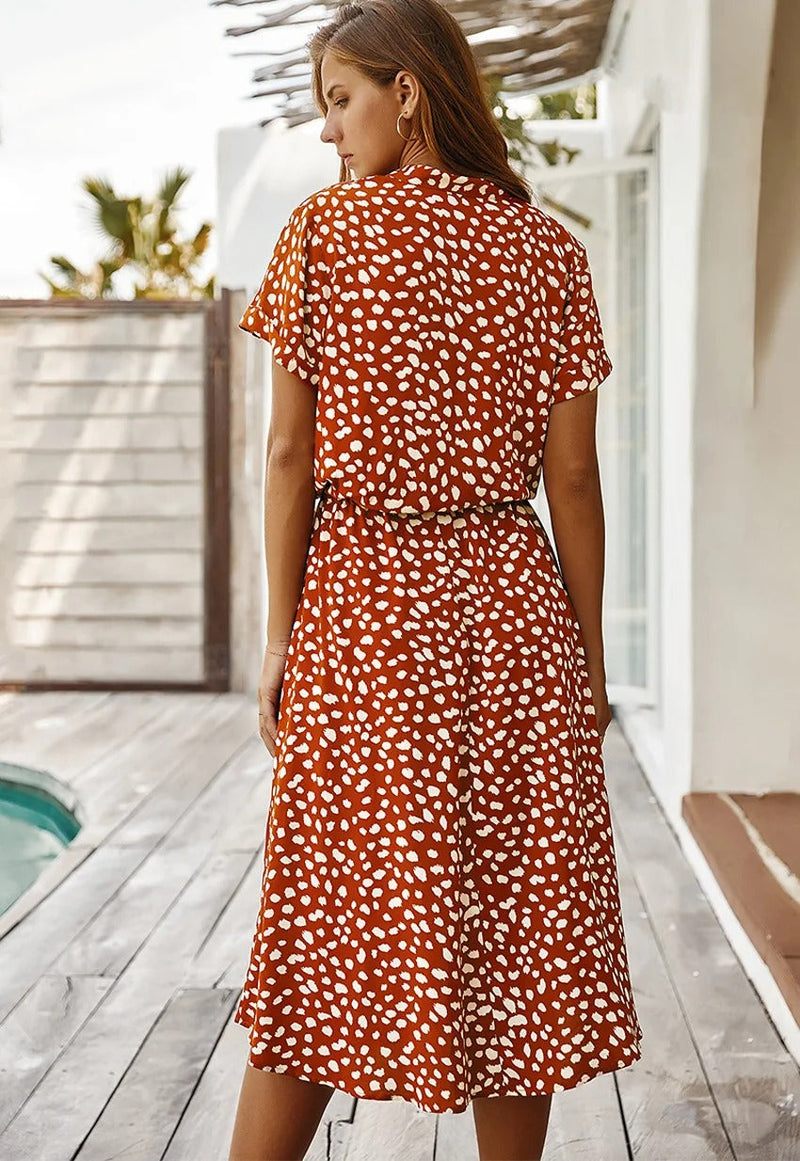 Bequemes Kleid Für Den Sommer Mit Punkten Und Ärmeln