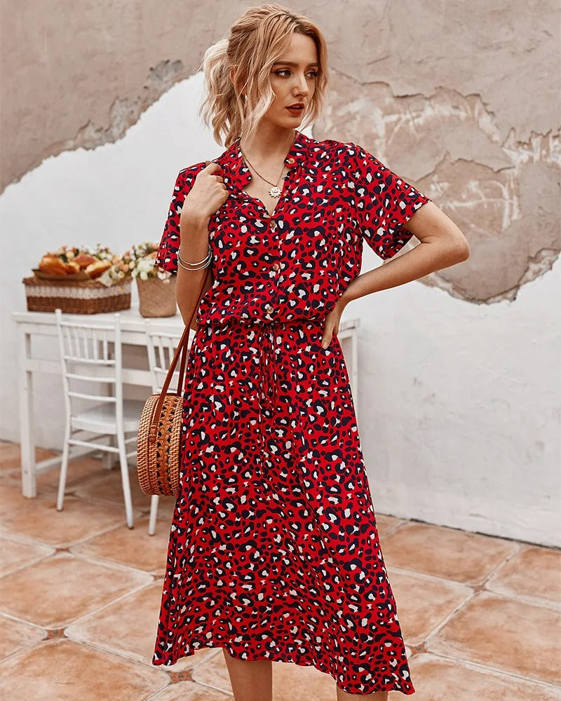 Bequemes Kleid Für Den Sommer Mit Punkten Und Ärmeln