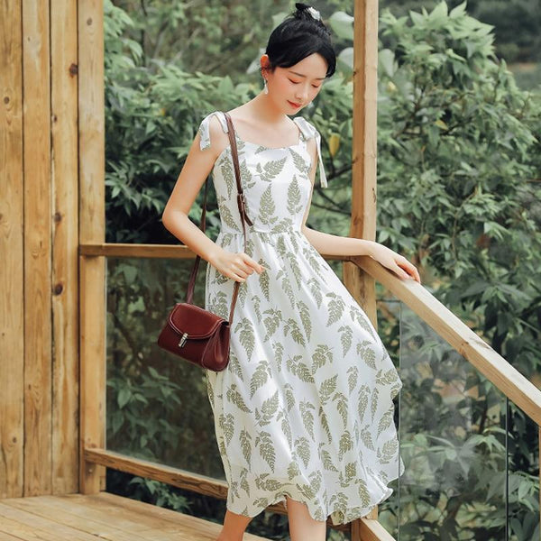 Schönes Maxikleid für Damen mit Blättermuster und Eleganz