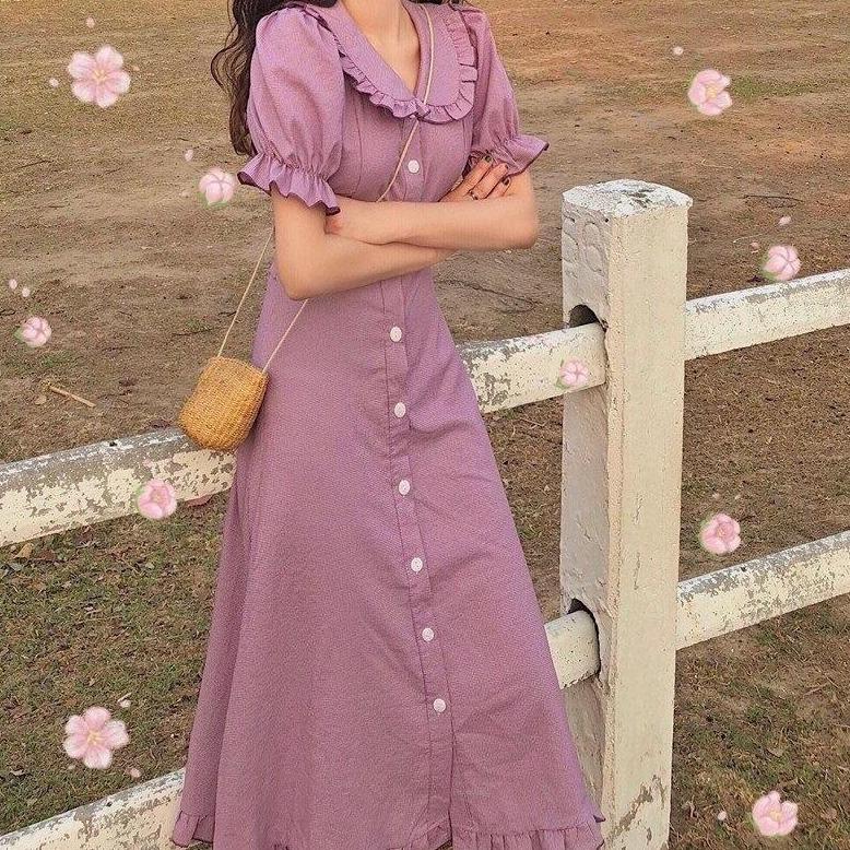 Elegantes Kleid mit dekorativem Kragen für besondere Anlässe