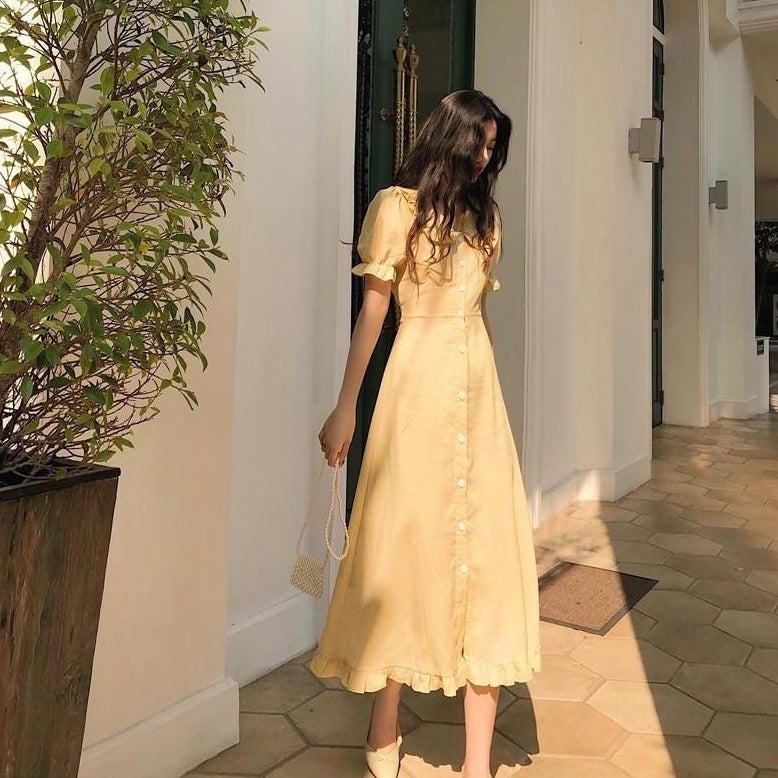 Elegantes Kleid mit dekorativem Kragen für besondere Anlässe