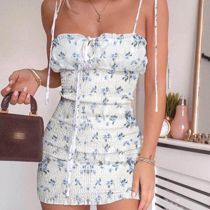 Weiches Kleid Mit Weißen Blumen Für Dich Im Sommer